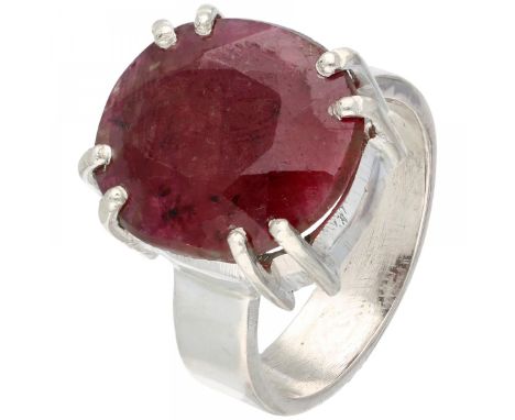 Oval mix cut ruby approx. 9.89 ct. (approx. 15.3 x 13.7 mm). Ruby is presumably treated to improve colour and/or clarity. Rin