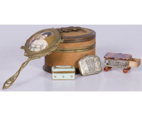 The hand mirror with enamelled portrait of a lady. Estimate: € 40 - € 60.