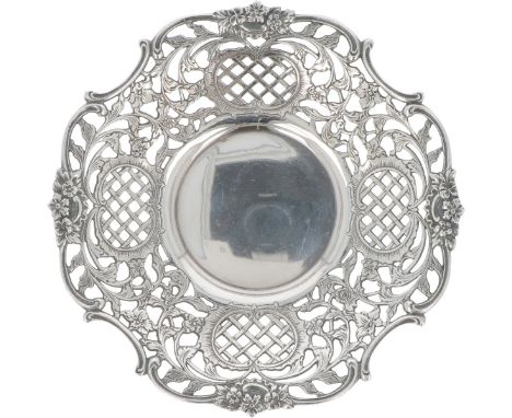 Cast openwork model with richly decorated rim. 20th century, hallmarks: ZI,. 143 grams, 925/1000. Dim. H 2.5 cm, Diam 15.5 cm