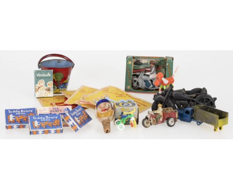 A.o. Mettoy army rider, various doll clothes hangers etc. Estimate: € 30 - € 50.