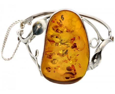 With safety chain. Amber approx. 4.9 x 3.2 cm. Inner size: 6 x 6.3 cm. Weight: 34 gram.