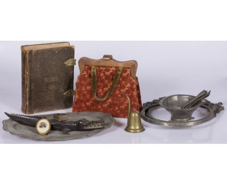 A.w. a bible, a handbag with wooden clip and some pewter plates. Estimate: € 40 - € 60.