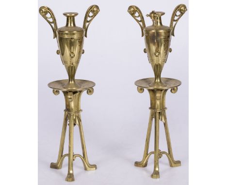With engraved motifs, a vase on a tripod H: 42 cm. Estimate: € 30 - € 50.