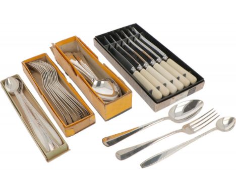 Consisting of different parts: 12x dinner fork, 12x dinner spoon, 6 knives and 6 ice cream spoons. Everything in original box