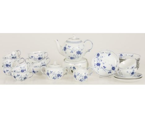 Comprising: a teapot with brazier, creamer set , 12 cup-and-saucers. In new condition. Estimated : € 40 - € 100