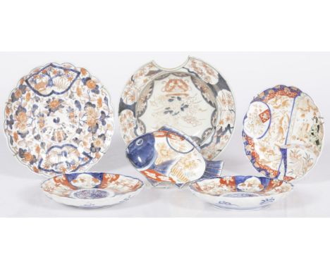 Comprising a shaving basin, a fish-shaped dish and four plates. Various defects. Estimate: € 20 - € 30.