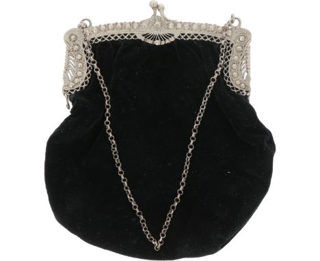 Beautiful partly openwork purse with chain and black velvet bag. Netherlands, 1916, hallmarks: lion, Minerva, G - signs of we