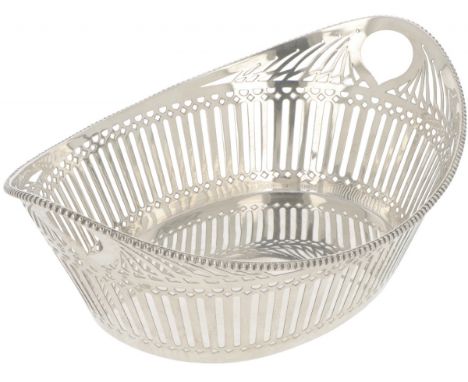Boat-shaped model with openwork bar sides and soldered pearl rim. The Netherlands, Haarlem, A. Presburg, 1931, hallmarks: Lee