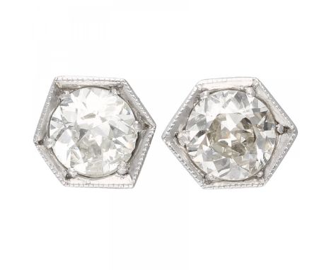 2 Old European cut diamonds (2x approx. 0.42 ct.). Clarity: SI1, color: J-K. One diamond with two small chips on the girdle. 