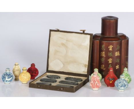 Together with a box with ink stones and a tea caddy decorated with Chinese characters.Various defects. Estimate: € 20 - € 30.