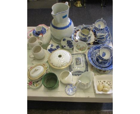 A small quantity of 18th century ceramics to include tea bowls and saucers, together with later items of china, A/F