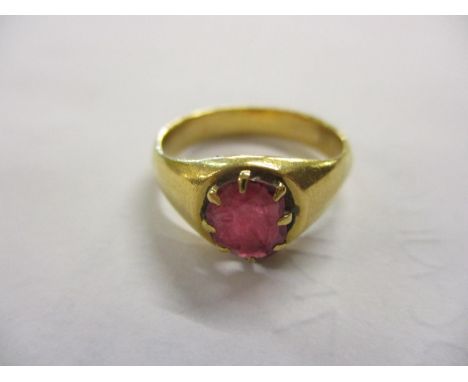 A yellow metal ruby inset ring 