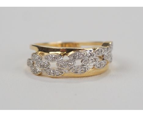 Ring mit 28 kleinen Diamanten, 585er Weiß- und Gelbgold Gew.3,32g, ungedeutete Herstellerpunze "K" im Haus, geteilte Ringschi