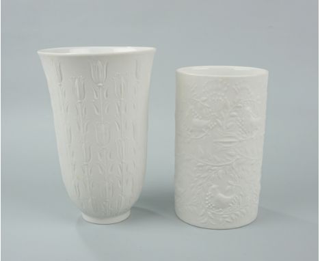 2 Vasen, Björn Wiinblad für Rosenthal studio linie, 1960er Jahre Bisquitporzellan, florales Relief, innen glasiert; 1x zylind