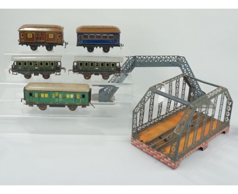 Konvolut Spur 0, div. Waggons, Brücke und Set mit Lok, 1920er-1940er Jahre 3 Personenwagen und ein Güterwagen, jeweils ungema