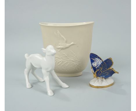 Zicklein und Vase, Rosenthal, dazu Schmetterling, wohl Thüringen Zicklein, Weißware, am Bauch beschliffen, H.9cm; ovale Vase 