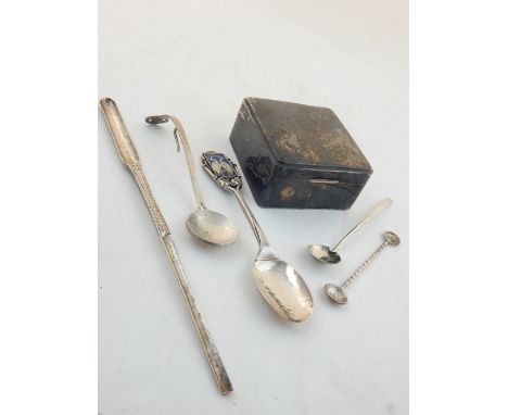 Mixed lot of silver, 1782 and later, to include spoons, teaspoons, apostle spoon, dessert fork, and sugar tongs