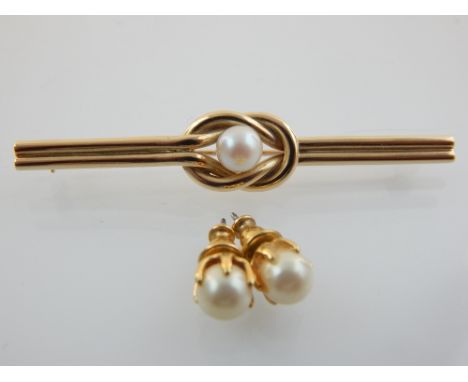9ct gold pearl set bar brooch, a pair of pearl set ear studs, 8.2g (2)