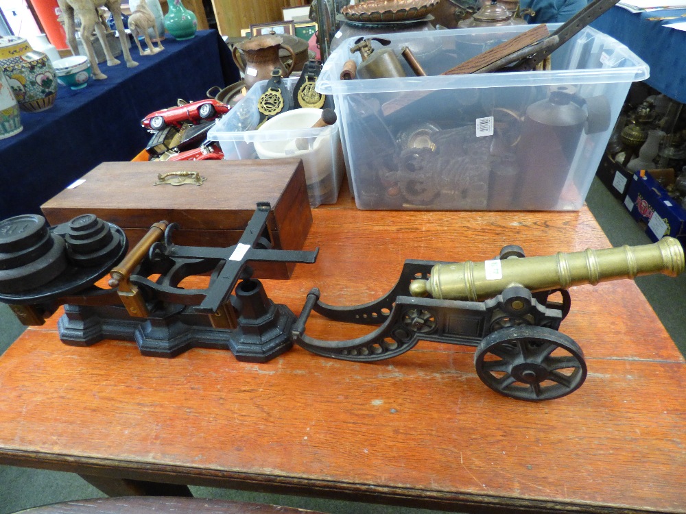 Vintage 'Singer' sewing machine, horse brass & various collectables