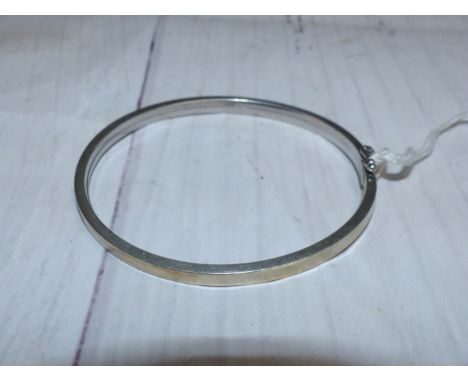A white metal hinged bangle stamped '375' tests as 8/9 ct), 8 gm