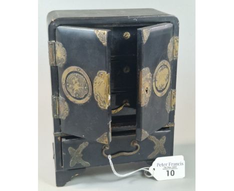 Early 20th century Chinese lacquered jewellery box/table top cabinet, of small proportions, the interior revealing three draw