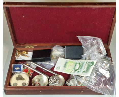 Wooden box of oddments to include: £1 notes, various coinage, including a Victorian silver Crown, appearing to be mainly GB, 
