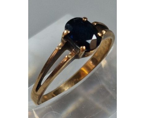 18k gold sapphire ring. 1.6g approx. Size K1/2. (B.P. 21% + VAT)