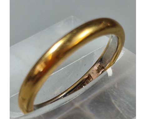 22ct gold and platinum wedding band. 3.1g approx. Size H1/2. (B.P. 21% + VAT)