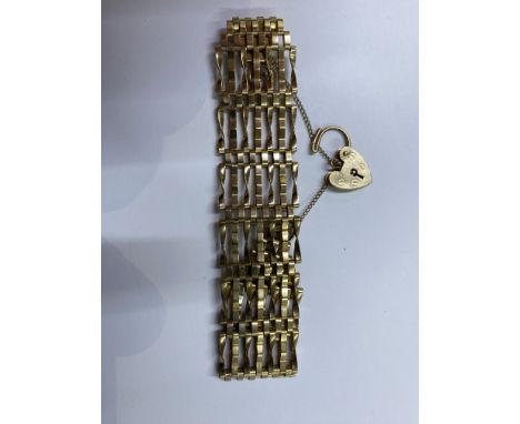 9ct gold 7 bar gate bracelet.
Measuring approximately 18 cm in length excluding the safety chain. The depth of the bracelet i