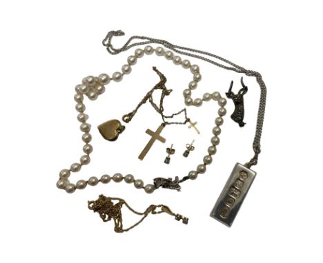 A Selection of jewellery to include.
A string of cultured pearls with a 9ct white gold clasp.
A silver ingot.&nbsp;
An 18ct g