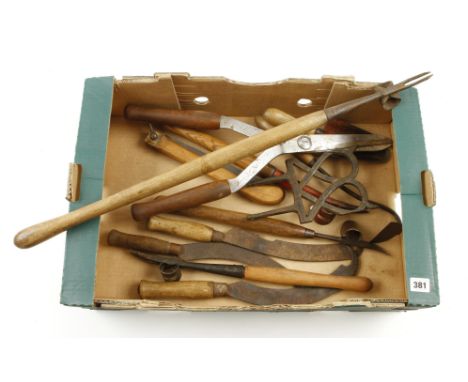 Three beet hooks, four weed lifters and other gardening tools G+ 