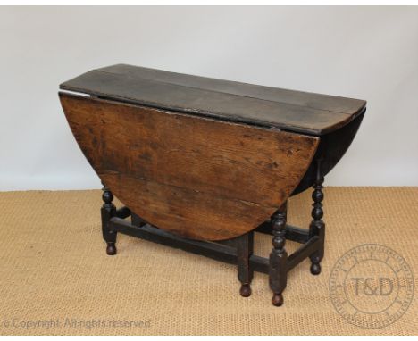 An 18th century oak gate leg table, on turned and block legs, 70cm H x 115cm W x 43cm D (sized when closed)