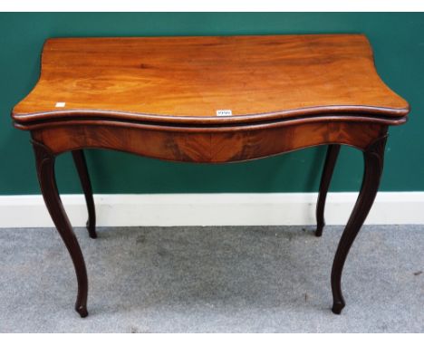 A George III mahogany serpentine card table, on cabriole supports, 88cm wide x 74cm high.