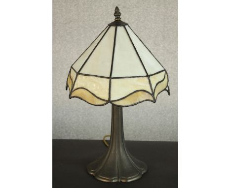 A reproduction Tiffany style table lamp with a cream coloured stained glass shade. H.47 Dia.29cm. 