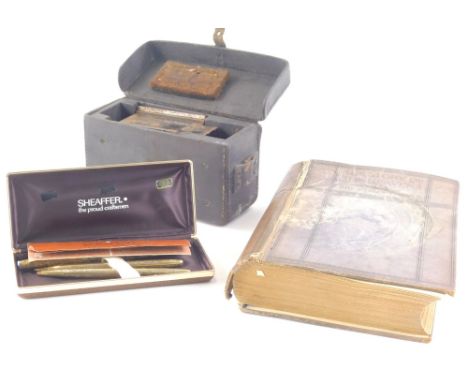 A cased Sheaffer pen set, with a textured body, 16cm wide, book ball (Robert) The Story Of The Heavens and Kershaw boxed bygo