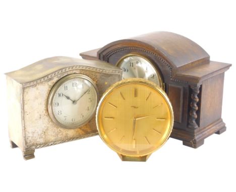 A mid 20thC oak cased mantel clock, with 10cm diameter Arabic dial with an eight day movement, the case with barley twist col
