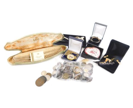 A group of costume jewellery, to include a faux pearl necklace, with gold plated claps, various other multi strand beaded nec