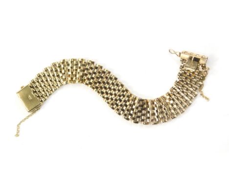 A 9ct gold gate bracelet, with figure of eight clasp, 13cm long, 33g.