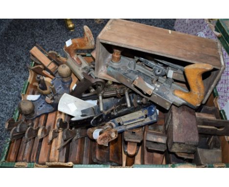 Tools - early 20th century and later joinery hand tools, including moulding planes, Record no71 router plane, 730 soft/fibre 