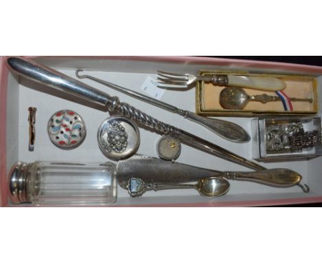 A Victorian silver hafted button hook and shoe horn set; a silver gate link bracelet; an Israeli silver pill box, marked 925;