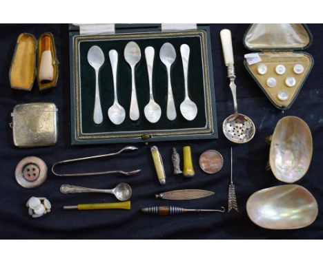 A set mother of pearl spoons, boxed; a set mother of pearl buttons, boxed; a button hook; a silver plated vesta, etc