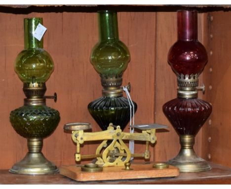 Victorian postage scales and weights, by Criterion; a small red glass oil/paraffin lamp; two others, green glass (4)