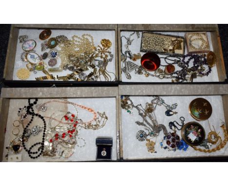 Costume Jewellery and Accessories - a quantity of vintage crystal necklaces, diamanté dress clips, brooches and necklaces; a 