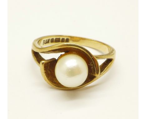 A 9ct gold and pearl ring, 2.8g, L 