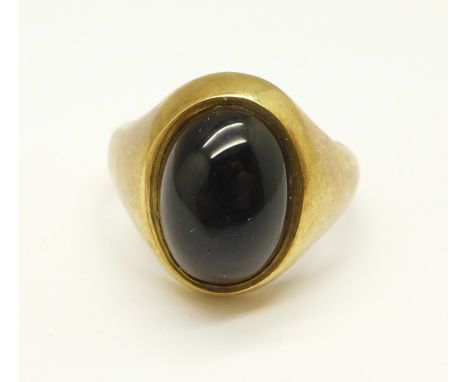 A 9ct gold cabochon garnet ring, 6.6g, O 