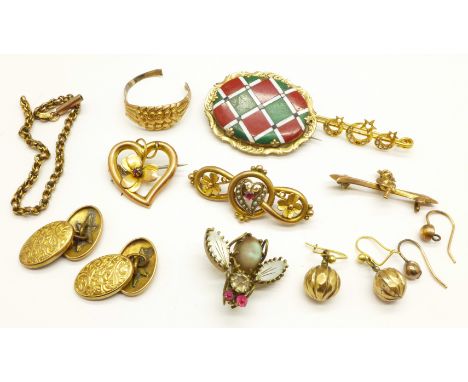 Three 9ct gold brooches, a 9ct gold chain and a 9ct gold ring, all a/f, 7.7g, a fly brooch, lacking pin, a marquetry brooch, 