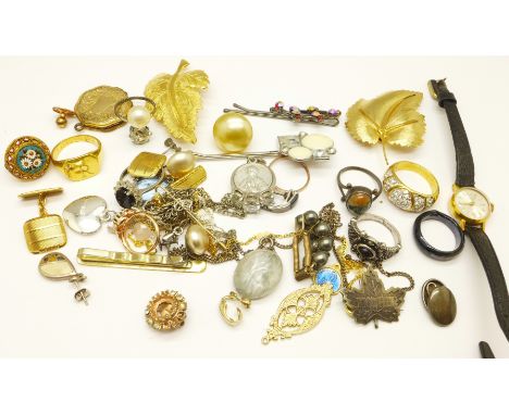 Jewellery including a silver and agate ring, cufflinks and a wristwatch 