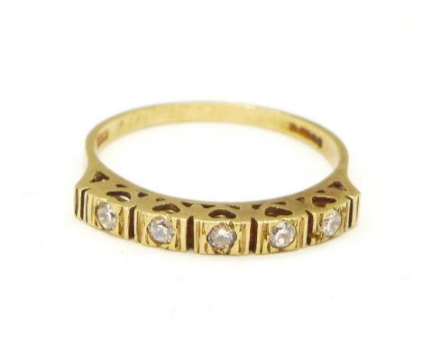 A 9ct gold, five stone ring, 1.5g, N 