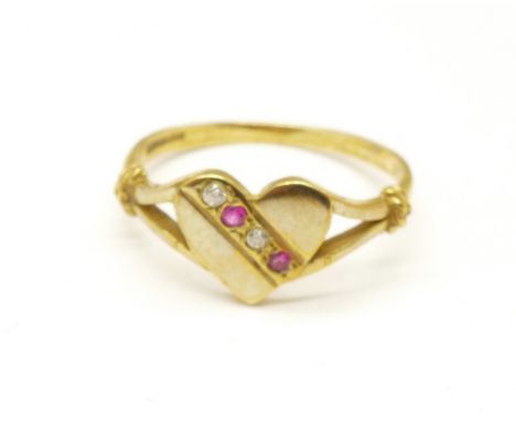 A 9ct gold, heart shaped ring, 1.8g, N 