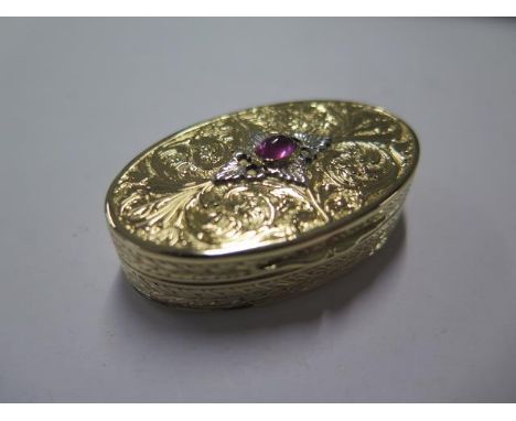 An 18ct yellow gold (tested) fine quality French snuff/pill box set with a cabochon ruby to the lid - size approx 43mm x 27mm